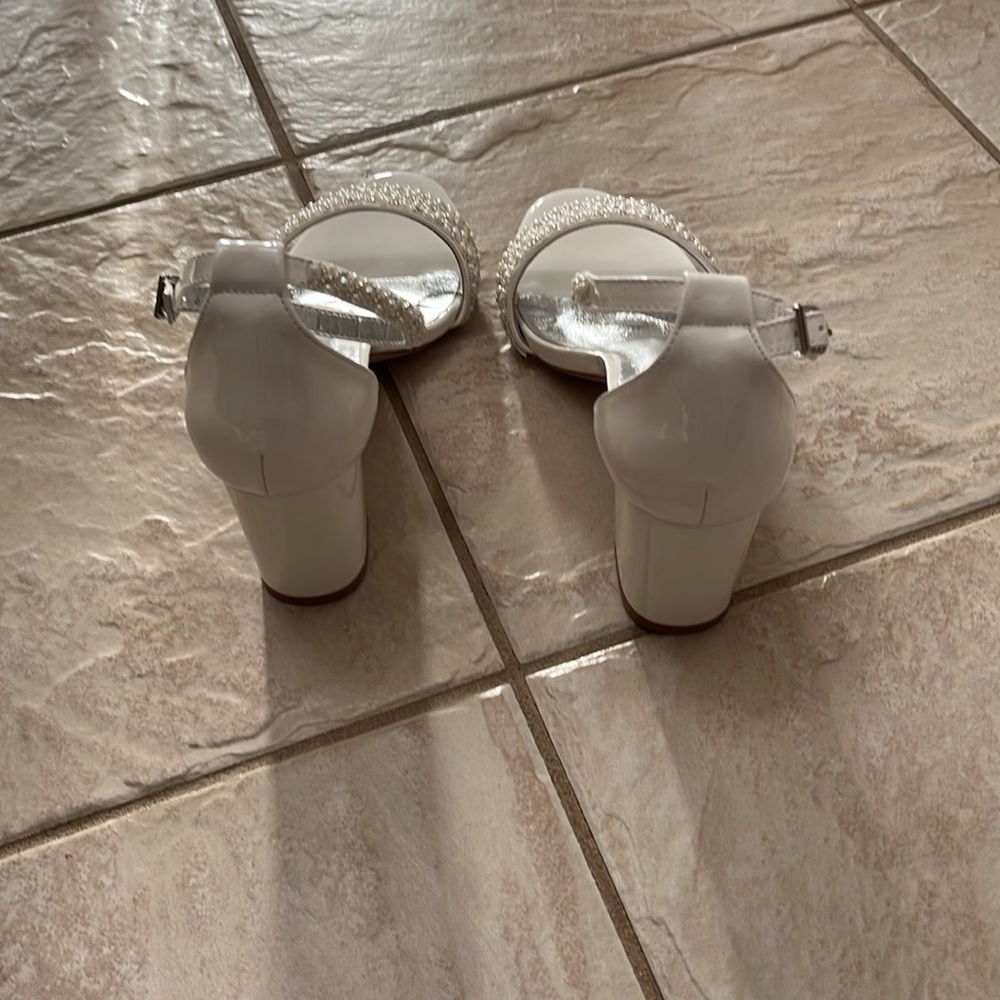 Embellished “pearl like” front strap off white patent sandals. - Picture 4 of 5